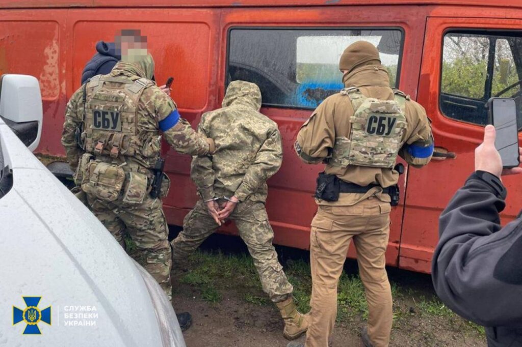 СБУ затримала українського військового, який співпрацював з окупантами: він “зливав” інформацію про оборону Одещини (Фото, відео)