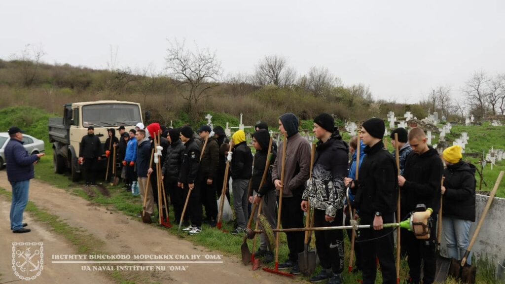 Кладовище козаків-нерубаїв біля Одеси привертає все більше уваги: його прибирали майбутні морські офіцери