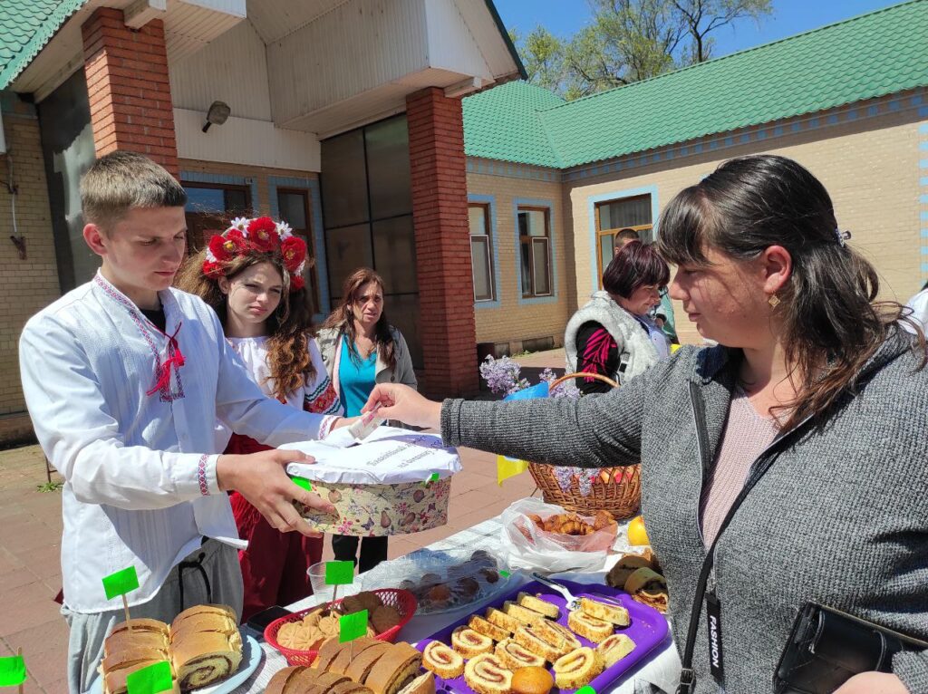 В селі Оксамитне діти торгували смаколиками, щоб підтримати ЗСУ