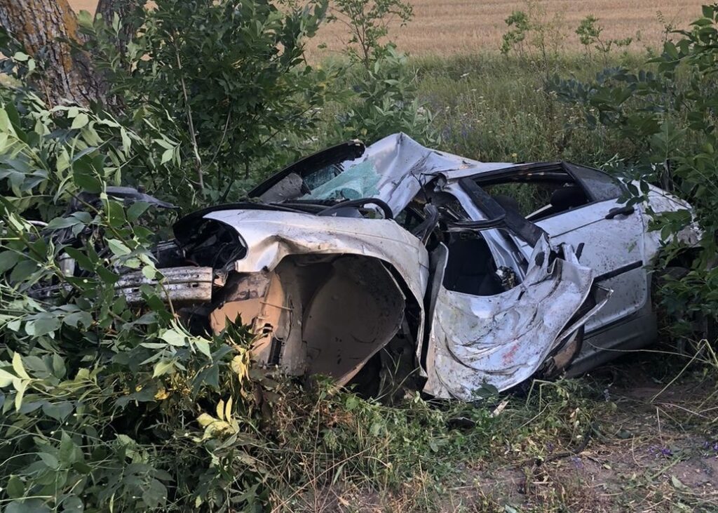 На автодорозі між селами Кубей та Городнє сталася моторошна ДТП: одна людина загинула, двоє у лікарні