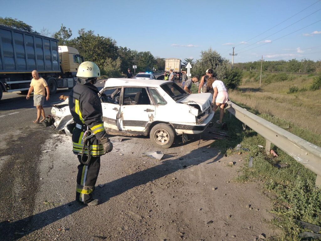 На трасі Одеса-Рені внаслідок ДТП загорівся автомобіль: є постраждалі (Фото)