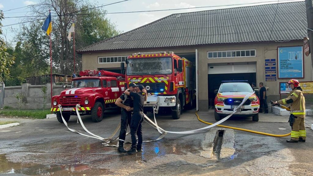 Болградські рятувальники показали веселу й водночас чутливу традицію проводжання колеги на пенсію
