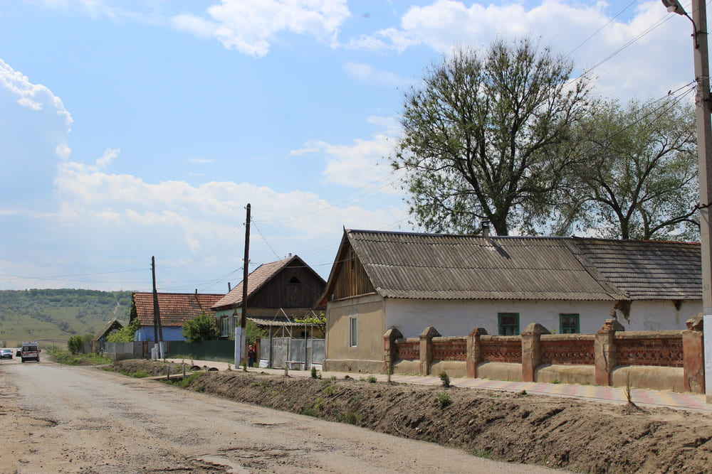 Які населені пункти Бессарабії все ще містять російсько-радянські назви та підлягають перейменуванню