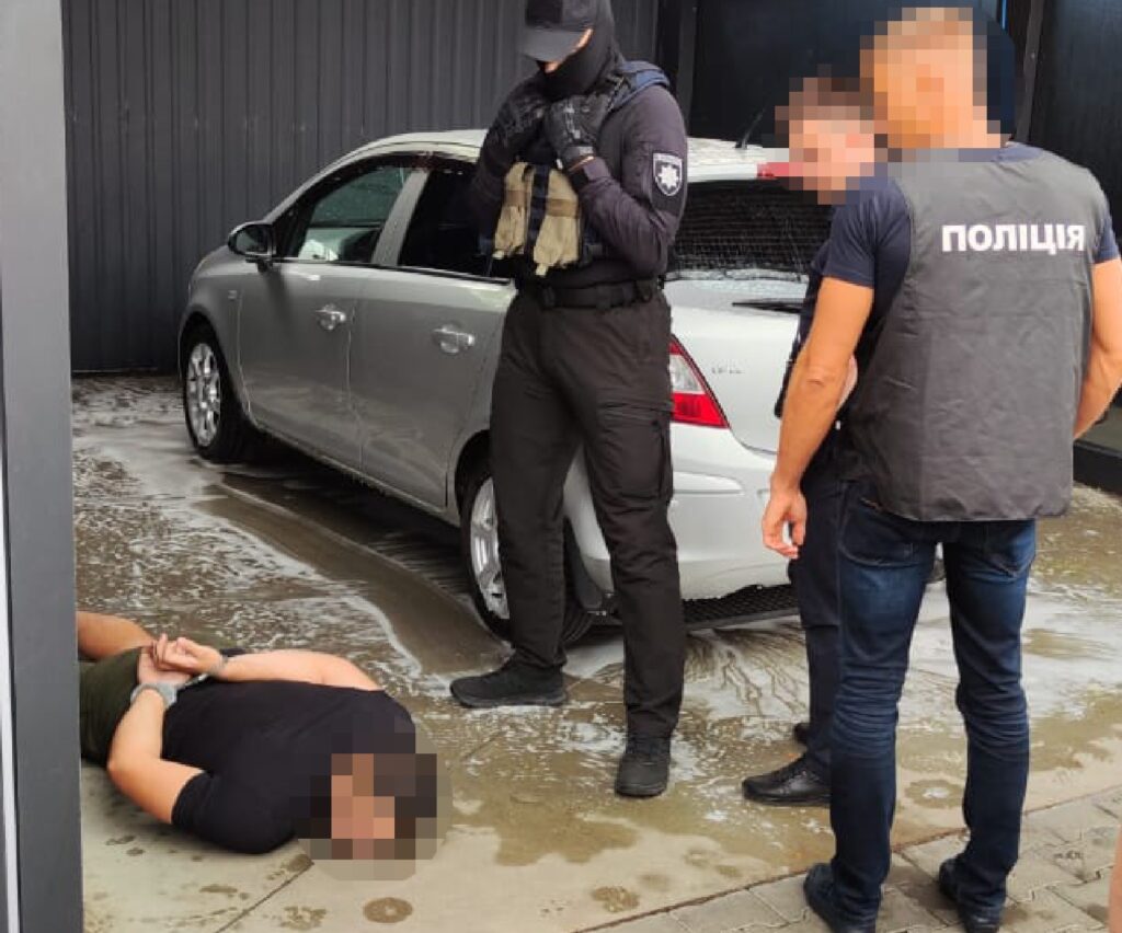 Як безперешкодно перевезти товар через кордон: митник на Одещині організував злочинну схему