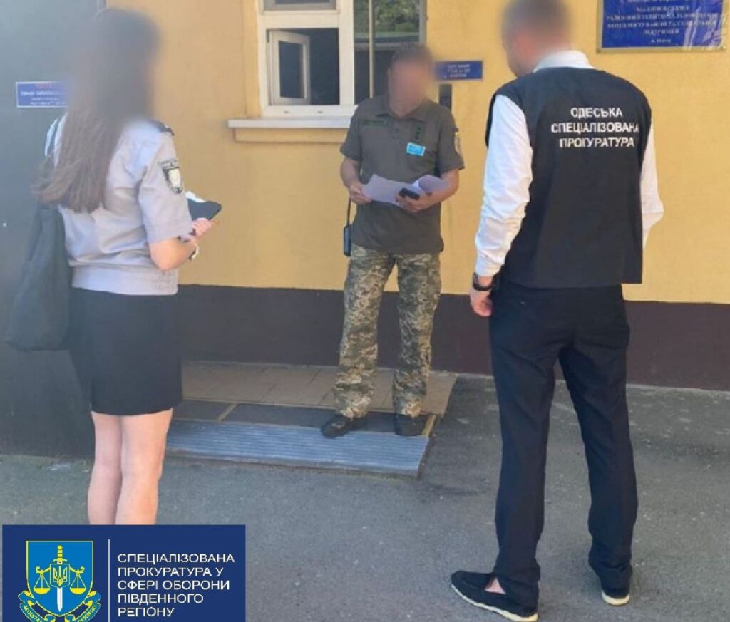 Двох працівників Болградського центру комплектування викрили на корупції  