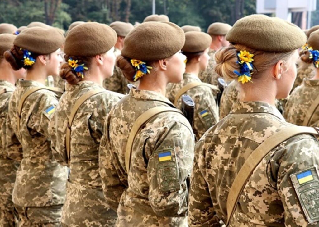З 1 жовтня жінки в Україні мають стати на військовий облік: яких професій стосується