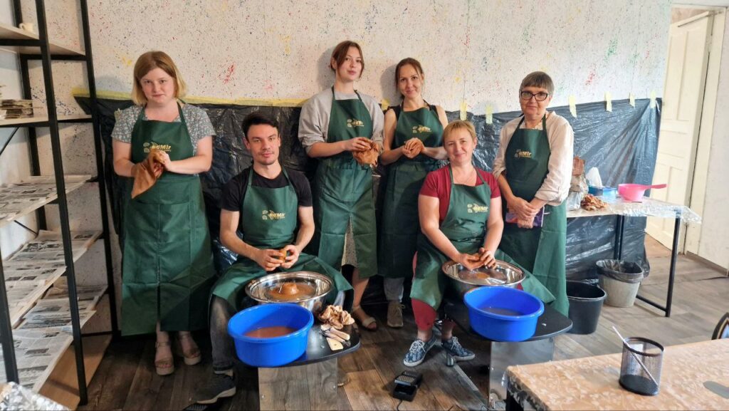 Українська майстриня з таврійського розпису навчає мешканців Арцизької громади гончарному мистецтву