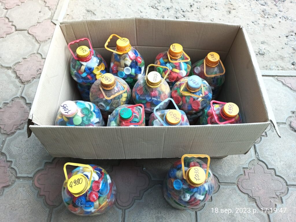 “Пластик рятує життя”: Тарутинська громада вдруге долучилася до збору пластикових кришечок, щоб допомогти ЗСУ