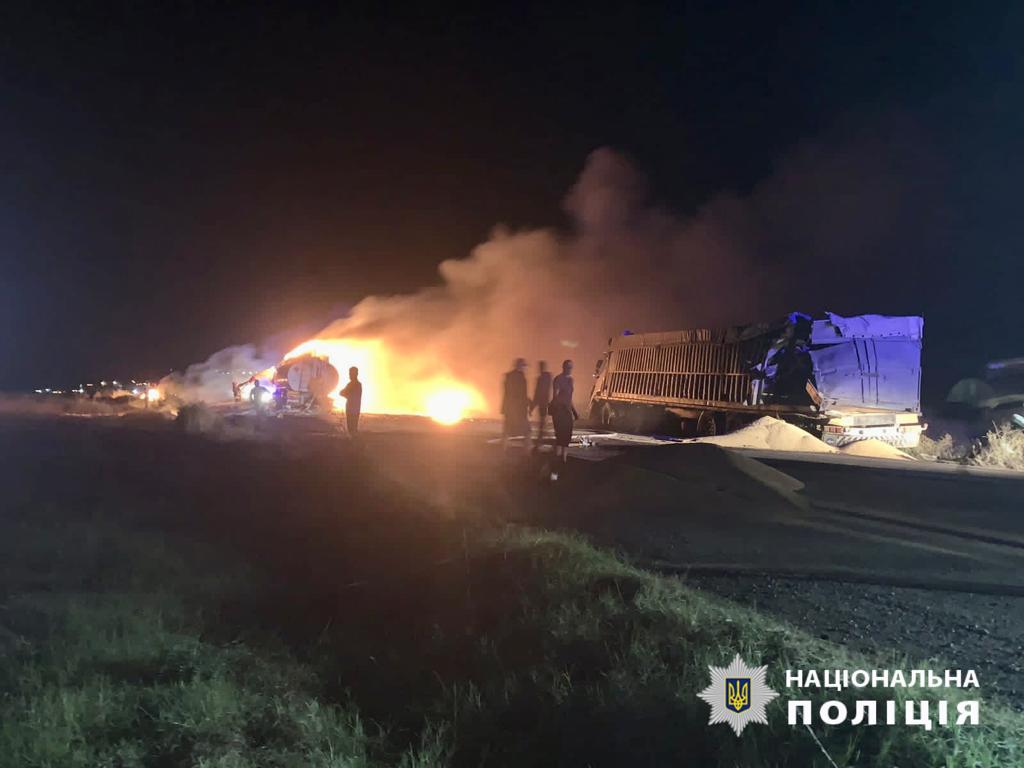 В результаті аварії в Ізмаїльському районі спалахнув бензовоз (Фото)