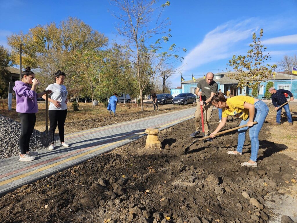 В Арцизі продовжують розширювати Освітній парк і висаджувати нові рослини