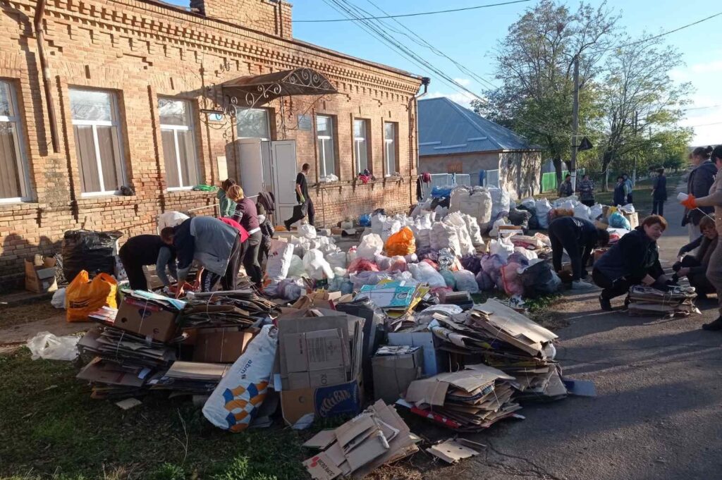 Як в Каракуртському ліцеї Василівської громади роблять довкілля чистішим і одночасно  допомагають  ЗСУ