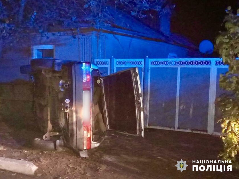 Водій втратив керування та влетів у стовп: у Рені сталася смертельна ДТП