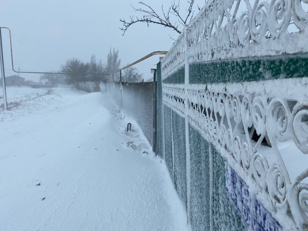 В Ізмаїлі лютує негода, багато населених пунктів знеструмлено, на трасі Одеса-Рені ускладнено рух 