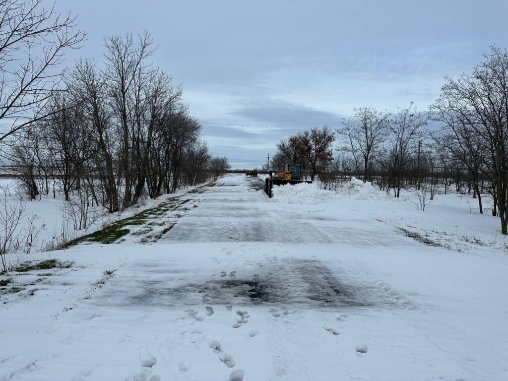 В Городненській та Кубейській громадах два дні витягали з заносів автобуси і досі чистять дороги