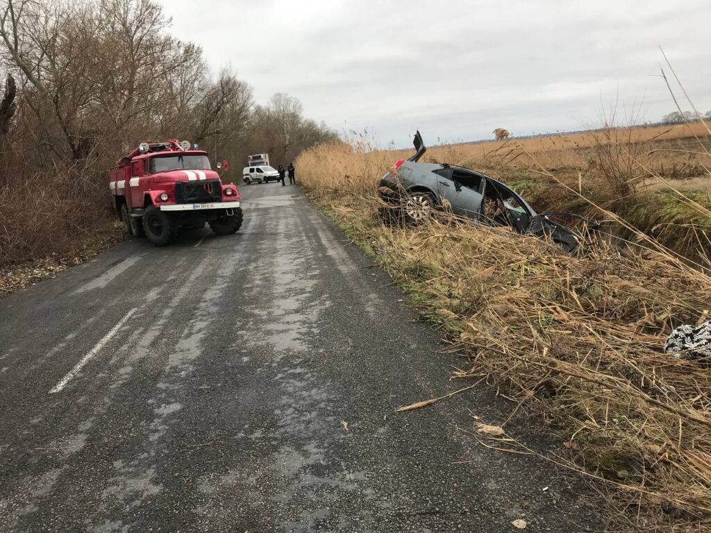 В Сафʼянівській громаді автомобіль “влетів” в канал: рятувальники діставали транспорт з двометрової глибини