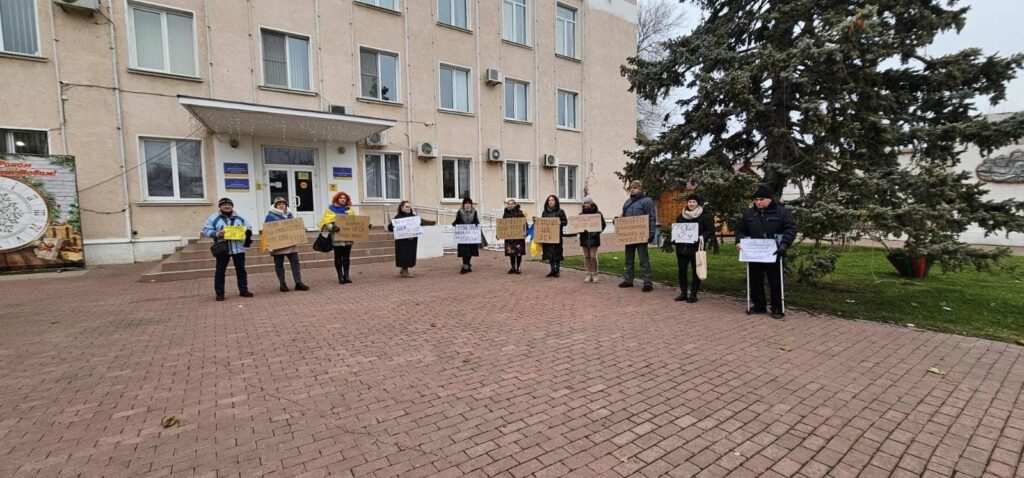 Гроші на ЗСУ: мешканці Білгорода-Дністровського продовжують мітингувати біля стін Виконкому проти недоречних закупівель