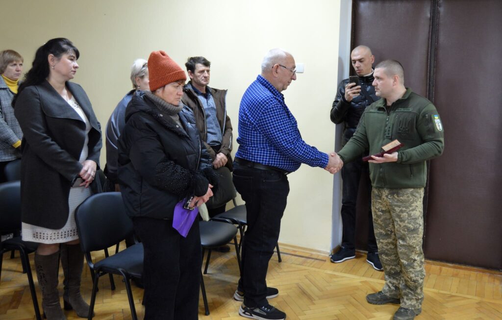 Батько загиблого воїна з Білгород-Дністровського району отримав нагороду сина
