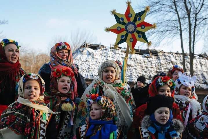 Які різдвяні традиції збереглися в Україні: обряди, колядування, символи та прикмети 