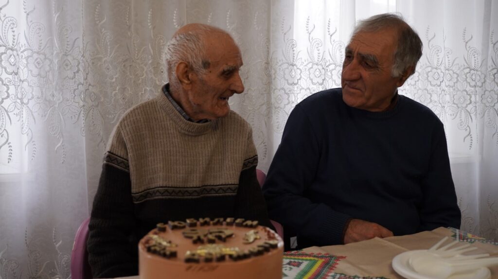У 95 років співає на трьох мовах: в селі Василівка ювілей відмічає Микола Михайлович Арделян (Відео)