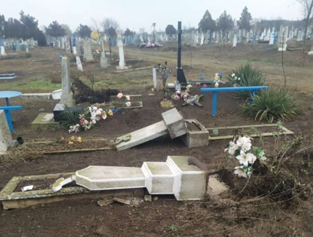 Пошкодив понад 90 надгробків на сільському кладовищі: за наругу над могилами мешканець Татарбунарської громади відправиться до в’язниці  