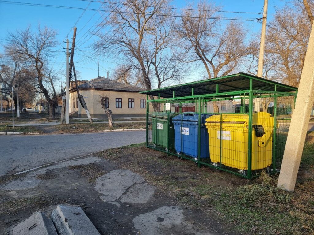 В Болграді розпочали встановлювати майданчики для роздільного збирання побутових відходів (фото)