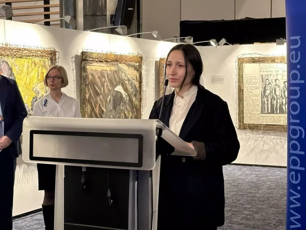Мисткиня з Болградщини презентувала у Європарламенті виставку картин про голод в Україні