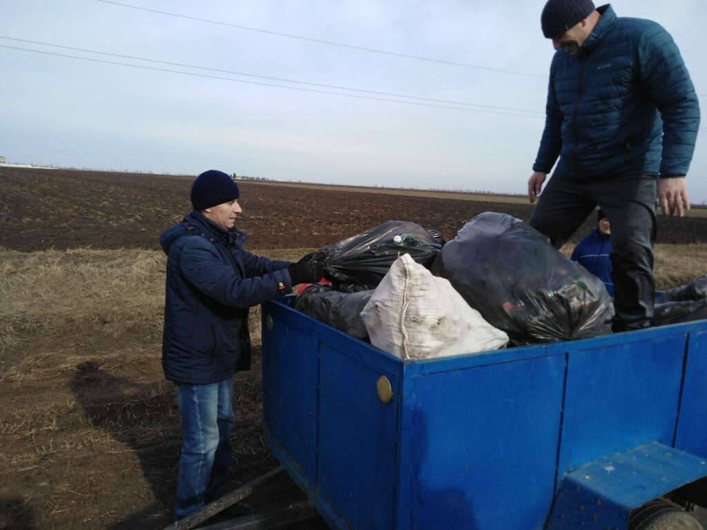 Підготовка до весни: мешканці села Дельжилер привели до ладу узбіччя малої батьківщини