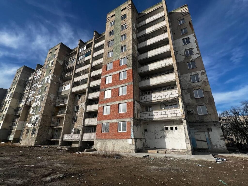 Як просувається відновлення багатоповерхівки у Сергіівці, що була зруйнована російською ракетою