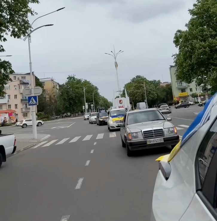 Пів сотні автівок із прапорами гучно проїхалися містом: в Ізмаїлі відбувся патріотичний автозаїзд “За Україну”
