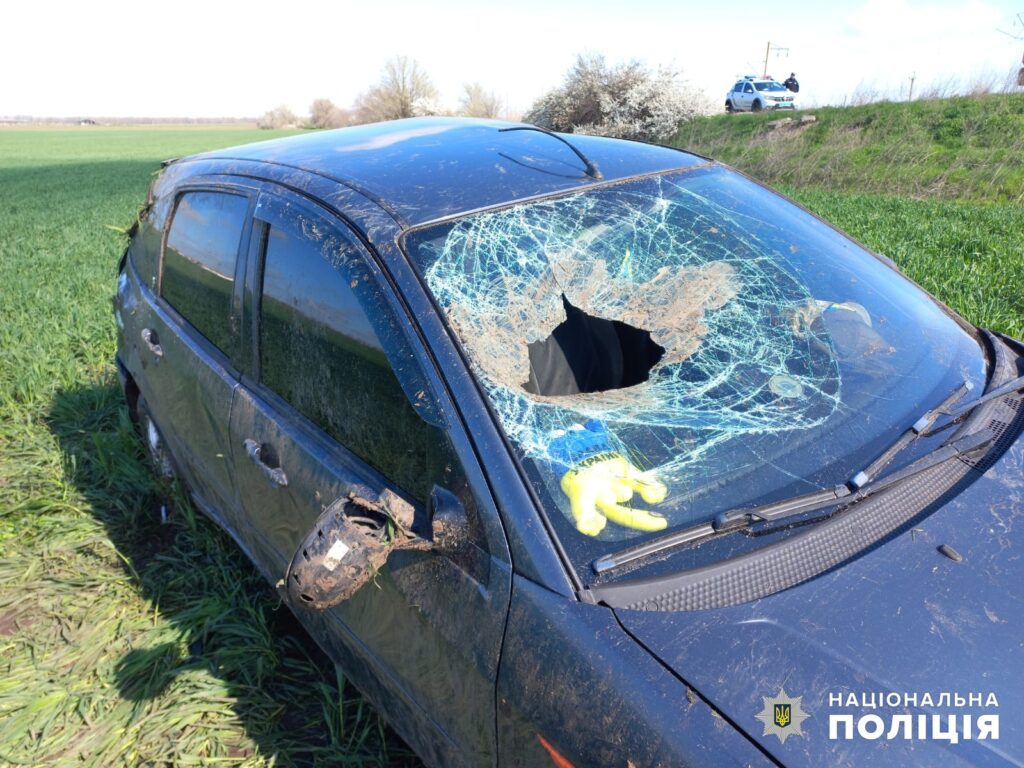 У Білгород-Дністровському районі автомобіль злетів з дороги у кювет та перекинувся: постраждало двоє людей 