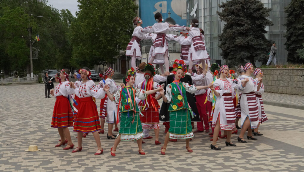 У Болграді на центральній площі підняли прапор Євросоюзу (фоторепортаж)