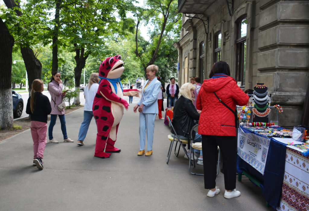 День вишиванки в Ізмаїлі: екскурс в історію, музика, благодійна торгівля та донати на ЗСУ