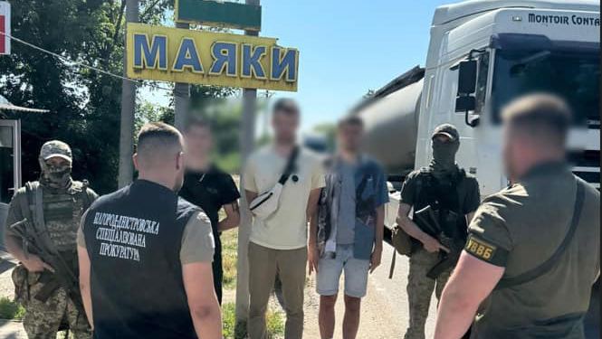 Намагався підкупити прикордонницю, аби вивезти чоловіків у Молдову: біля КПП “Маяки” затримали організатора схеми з незаконного переправлення чоловіків і сусідню країну