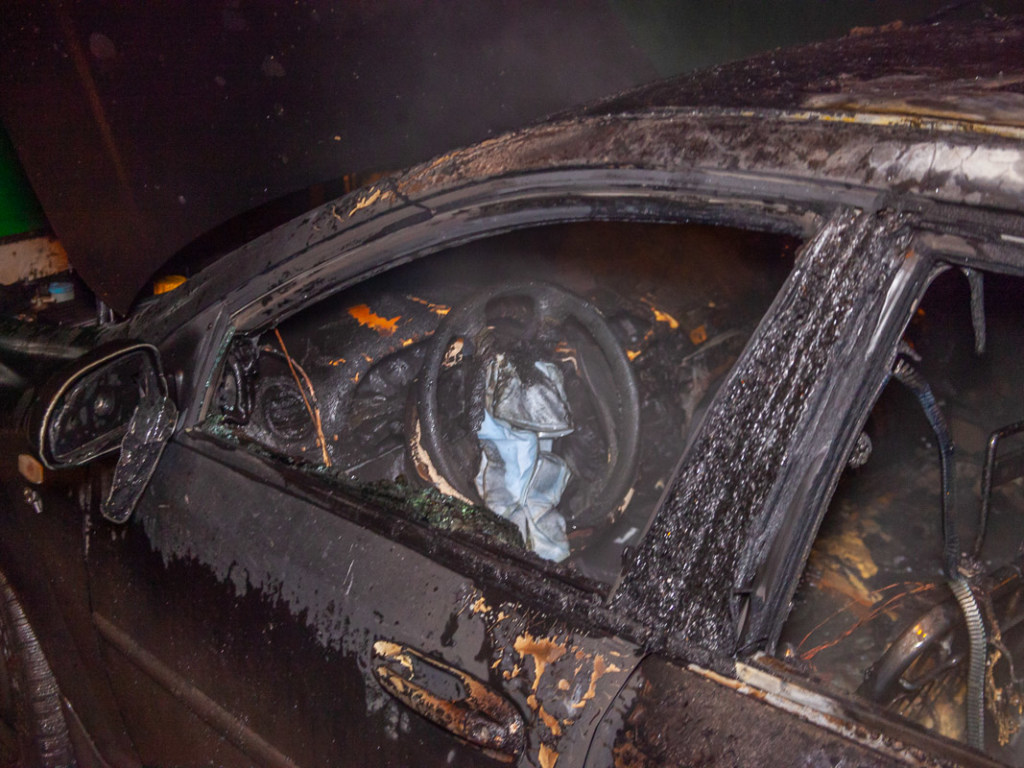 На Одещині загорілося авто: власник в тяжкому стані у лікарні