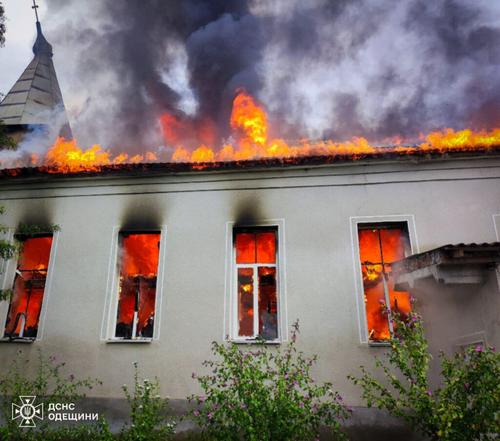 У Болградському районі через блискавку загорілася церква