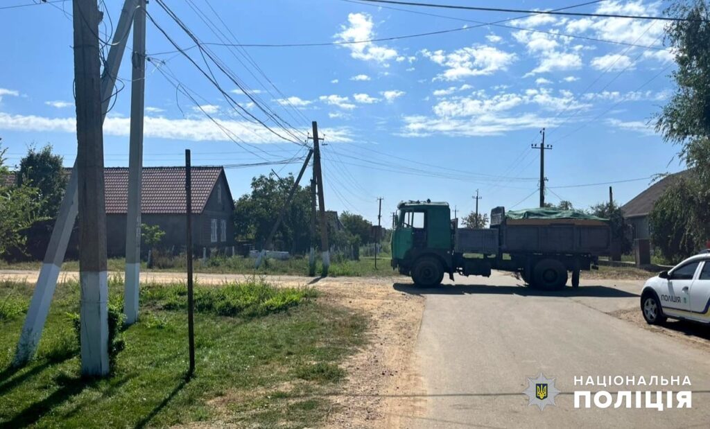 У Білгород-Дністровському районі водій вантажівки збив мопед, на якому їхала жінка з двома дітьми