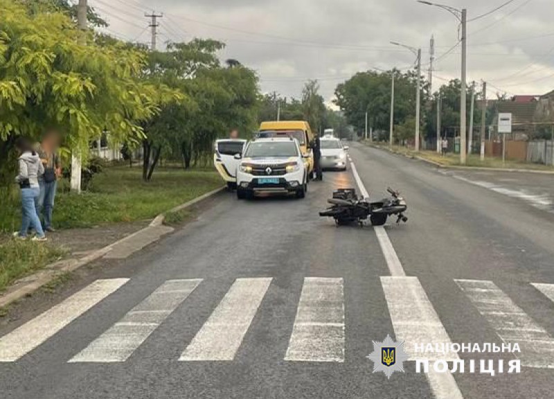 Водійка не подивилась у дзеркала заднього виду: в Ізмаїльському районі сталася ДТП за участю автомобіля та мотоцикла