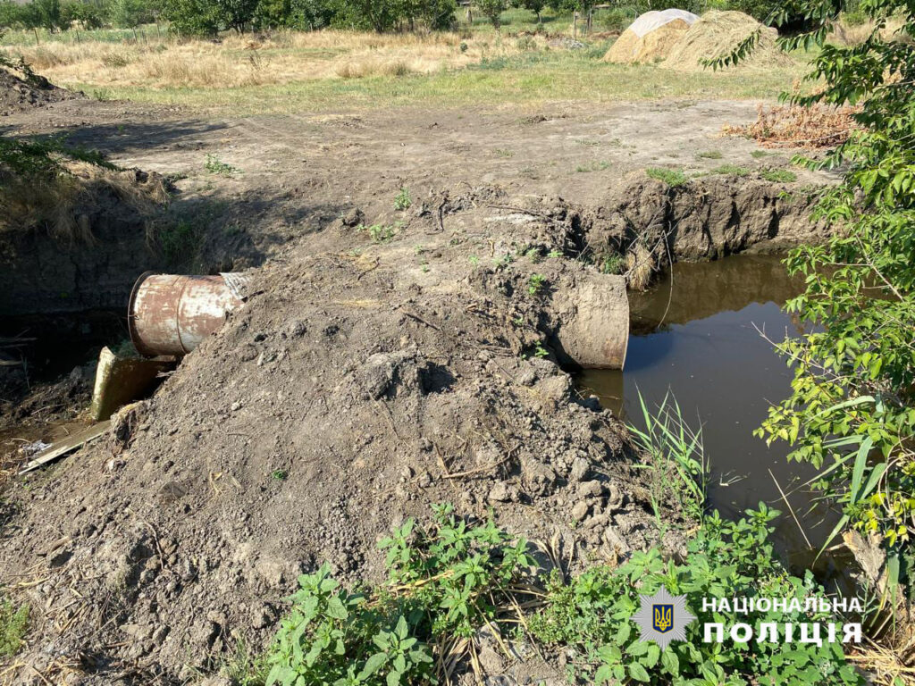 Мешканець Болградського району зробив на річці дамбу, щоб поливати свій баштан: що йому загрожує