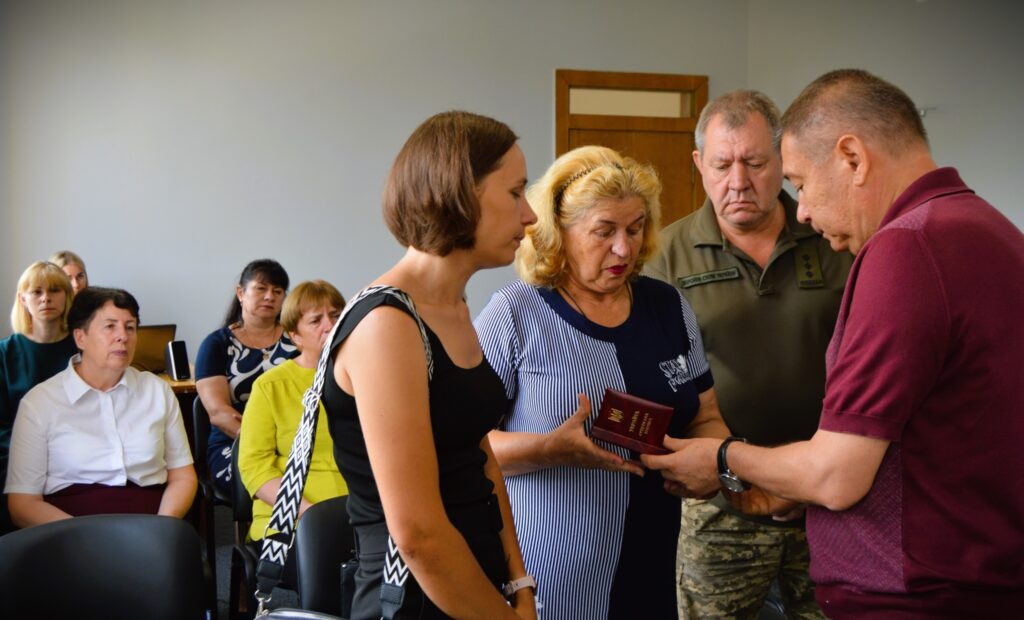 Двох захисників з Білгород-Дністровського району посмертно відзначили державними нагородами 