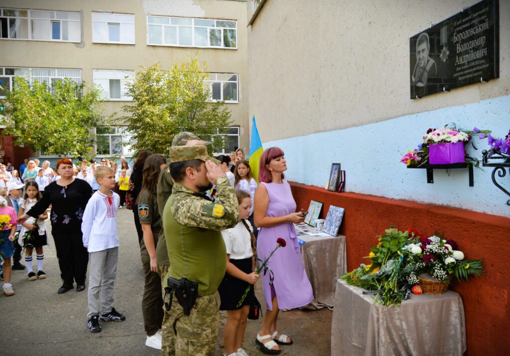 На стіні школи в місті Білгород-Дністровський з’явилася ще одна меморіальна дошка