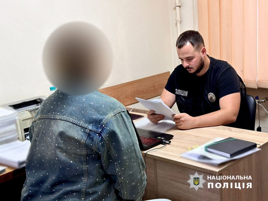 Шантажем вимагала в абітурієнта півтори тисячі доларів за вступ до вишу: на Одещині затримали  посадовицю навчального закладу