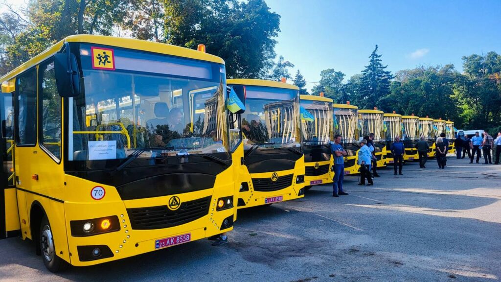 П’ять з десяти шкільних автобусів поїхали на південь Одещини: хто отримав нову техніку