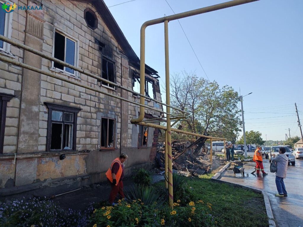 Закрили віконні отвори та діри в даху плівкою: скільки коштуватиме облаштування тимчасового захисту будинків після останньої дронової атаки по місту Ізмаїл