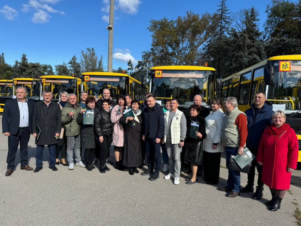 Ще пʼять громад з півдня Одещини отримали шкільні автобуси