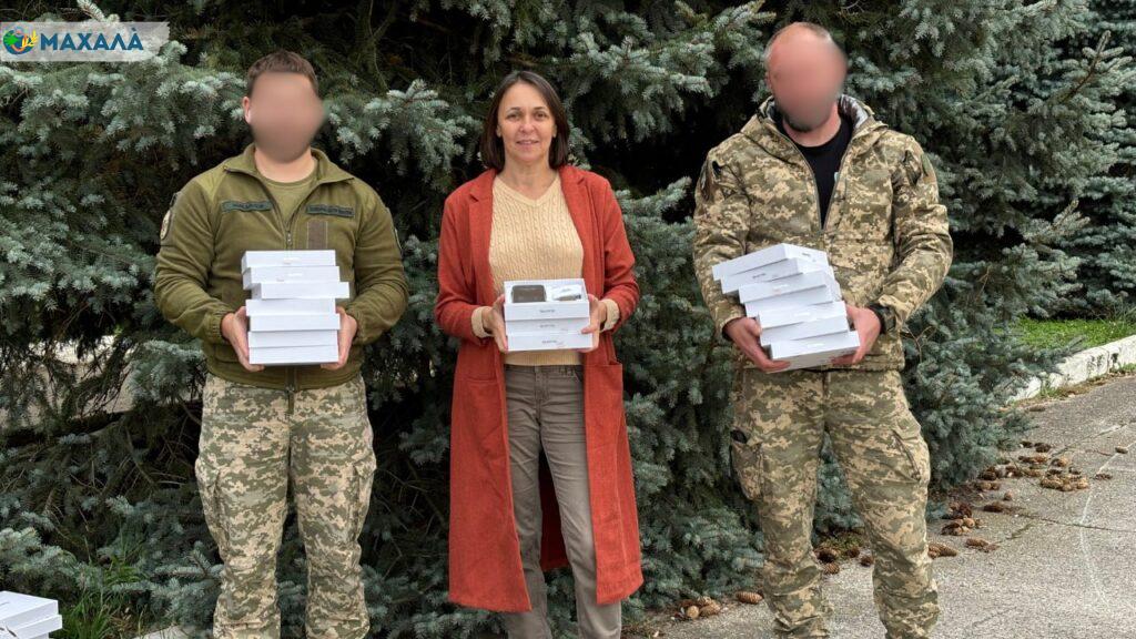 Волонтерка з міста Болград Оксана Кілафли передала на передову 22 протиударні смартфони