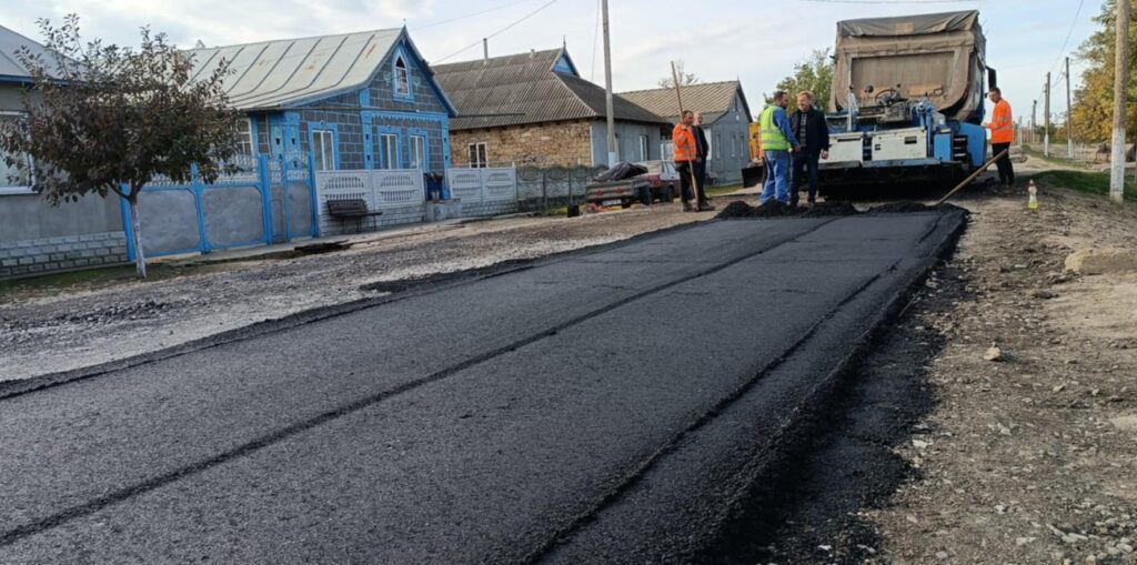 У Болградському районі тривають ремонтні роботи з відновлення дорожнього покриття