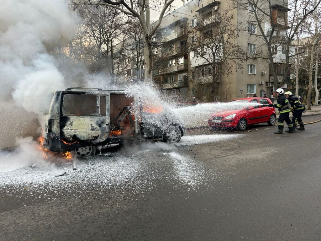 В Ізмаїлі з невідомих причин загорівся припаркований автомобіль 