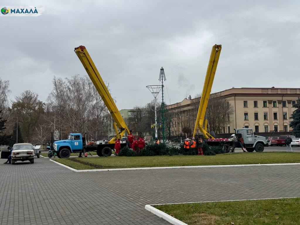 В Ізмаїлі розпочалися роботи зі встановлення новорічної ялинки (Фото)