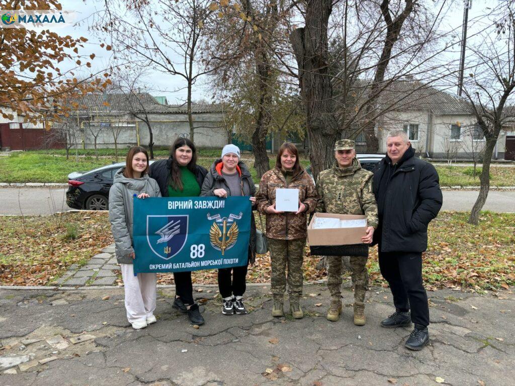 Волонтери міста Болград втретє передали морським піхотинцям протиударні смартфони (фото)