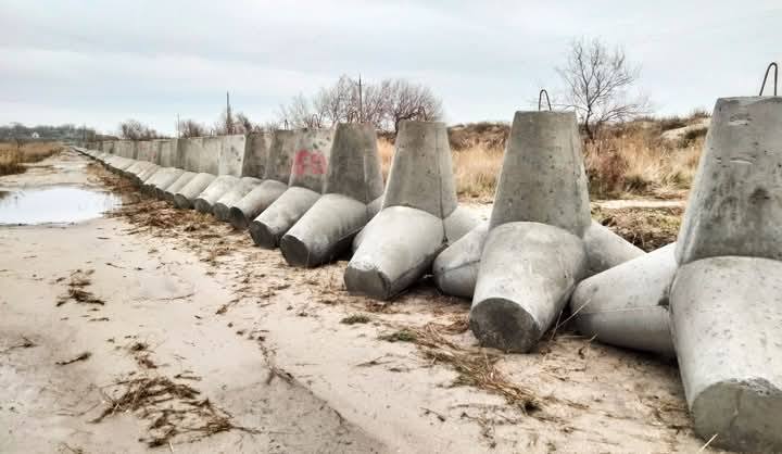 Тетраподи на узбережжі Національного парку «Тузлівські лимани» дістали з піску